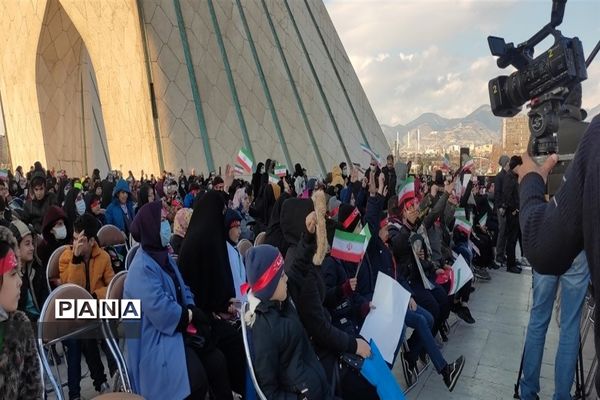حضور دانش‌آموزان منطقه 10 در ویژه برنامه «نامه‌ای به آسمان»، گرامیداشت شهادت سردار سلیمانی