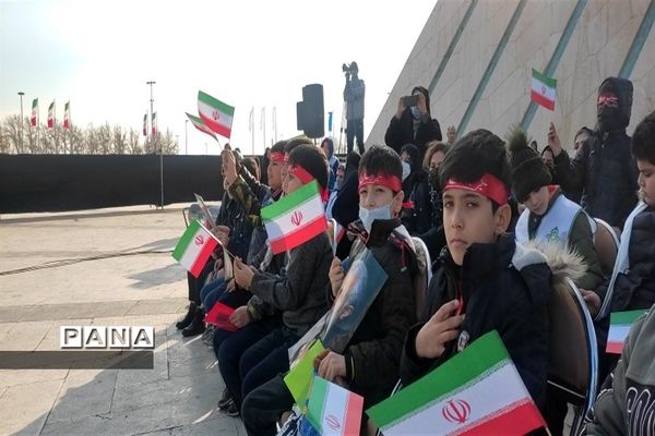 حضور دانش‌آموزان منطقه 10 در ویژه برنامه «نامه‌ای به آسمان»، گرامیداشت شهادت سردار سلیمانی