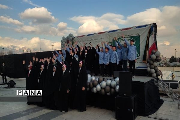 حضور دانش‌آموزان منطقه 10 در ویژه برنامه «نامه‌ای به آسمان»، گرامیداشت شهادت سردار سلیمانی