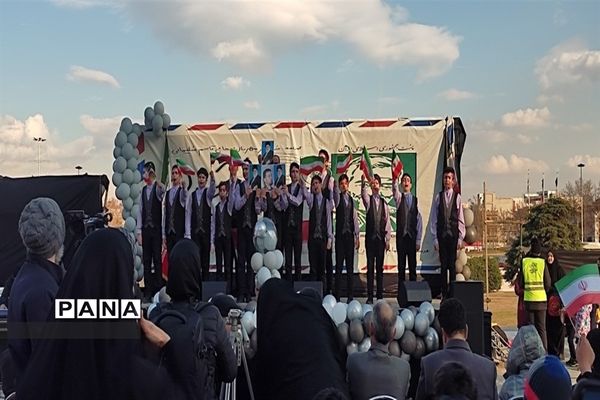 حضور دانش‌آموزان منطقه 10 در ویژه برنامه «نامه‌ای به آسمان»، گرامیداشت شهادت سردار سلیمانی