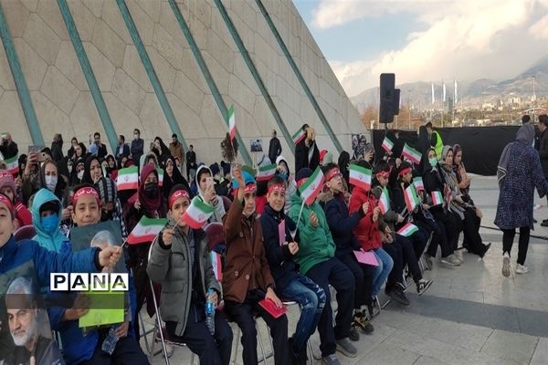 حضور دانش‌آموزان منطقه 10 در ویژه برنامه «نامه‌ای به آسمان»، گرامیداشت شهادت سردار سلیمانی