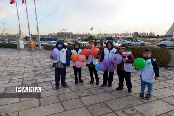 حضور دانش‌آموزان منطقه 10 در ویژه برنامه «نامه‌ای به آسمان»، گرامیداشت شهادت سردار سلیمانی