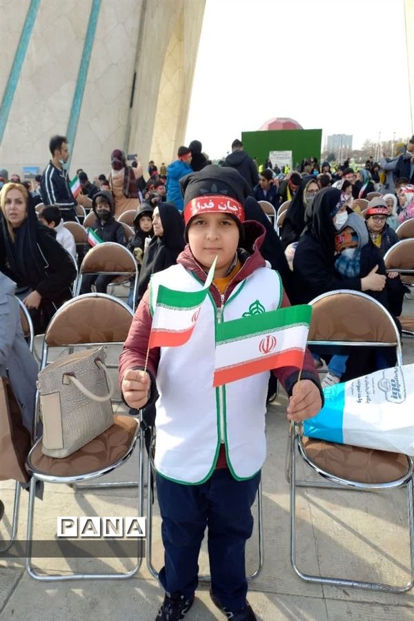 حضور دانش‌آموزان منطقه 10 در ویژه برنامه «نامه‌ای به آسمان»، گرامیداشت شهادت سردار سلیمانی