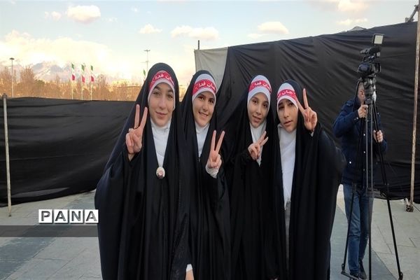 حضور دانش‌آموزان منطقه 10 در ویژه برنامه «نامه‌ای به آسمان»، گرامیداشت شهادت سردار سلیمانی