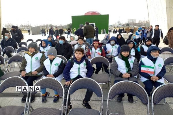 حضور دانش‌آموزان منطقه 10 در ویژه برنامه «نامه‌ای به آسمان»، گرامیداشت شهادت سردار سلیمانی