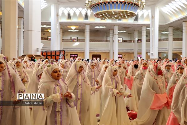 جشن تکلیف  هزارو 100 نفر از دختران شیراز درحرم مطهرشاهچراغ (ع)