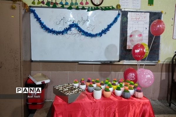 جشن میلاد حضرت زهرا(س) در آموزشگاه شهیدان اقبال پور شیراز