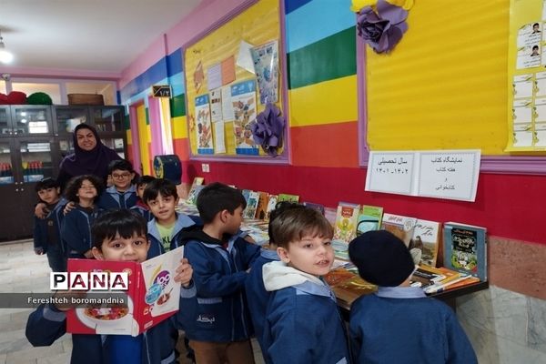 برپایی نمایشگاه کتاب و دست سازه‌های دانش‌آموزی در دبستان نیکان ملارد