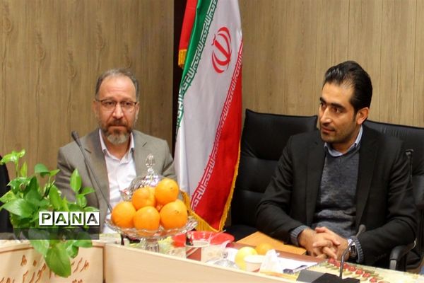 آیین گرامیداشت مقام زن و مادر در اداره آموزش و پرورش بهارستان 2