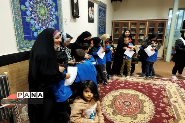 بوسه بر دستان مادر توسط دانش‌آموزان مدرسه شیخ فضل‌الله نوری صفادشت