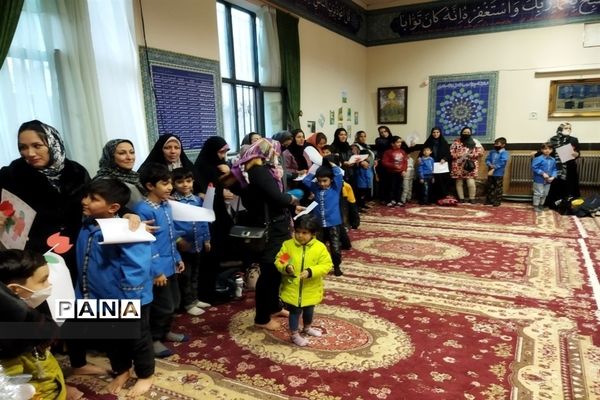 بوسه بر دستان مادر توسط دانش‌آموزان مدرسه شیخ فضل‌الله نوری صفادشت