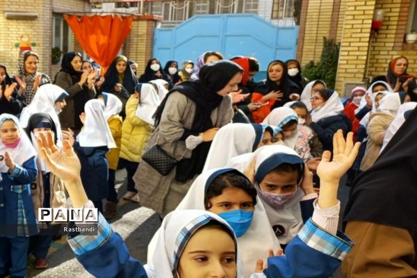 جشن روز مادر در دبستان دخترانه فیروزه منطقه ۱۳