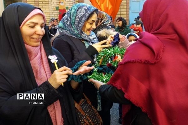 جشن روز مادر در دبستان دخترانه فیروزه منطقه ۱۳