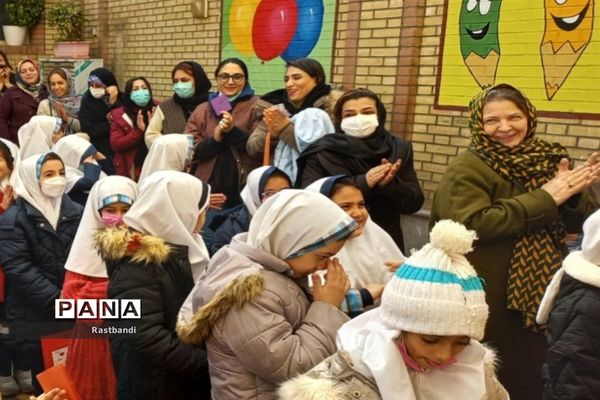 جشن روز مادر در دبستان دخترانه فیروزه منطقه ۱۳