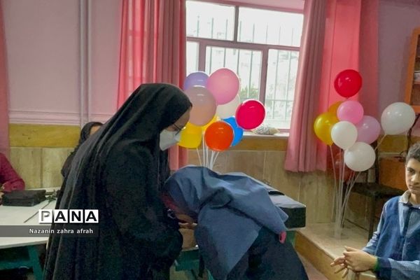 مراسم دست‌بوسی مادر در دبستان شهید سجادیان رودهن
