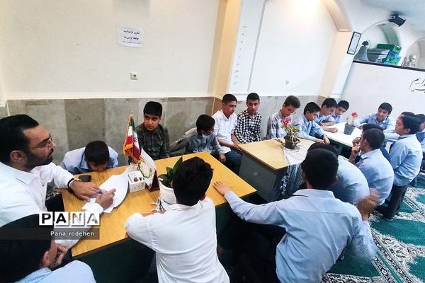 برگزاری نشست‌ها و جلسات بصیرتی و آموزشی در دبیرستان امام علی(ع)