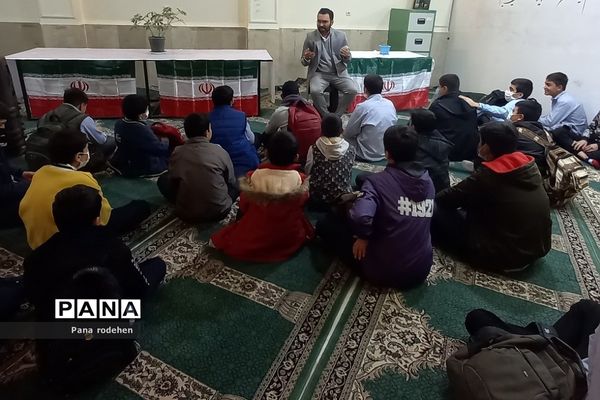 برگزاری نشست‌ها و جلسات بصیرتی و آموزشی در دبیرستان امام علی(ع)