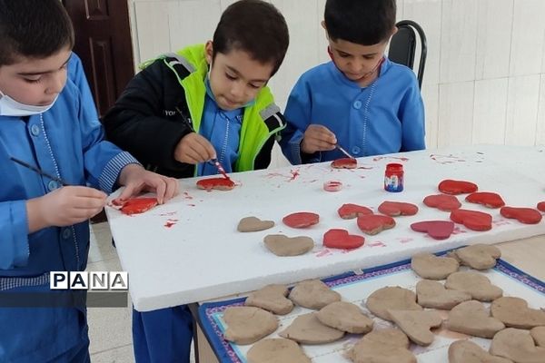 دست‌سازه‌های سفالی دانش‌آموزان دبستان هموطن ۲ رودهن برای روز مادر