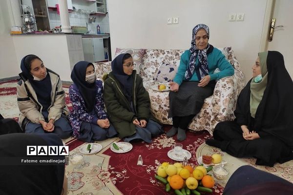 دیدار دانش‌آموزان دبیرستان تربیت رودهن با مادر شهید نادر همتی از شهدای رودهن