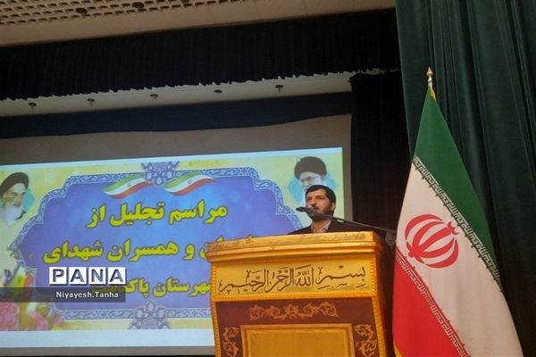 مراسم تجلیل از مادران و همسران شهدای شهرستان پاکدشت