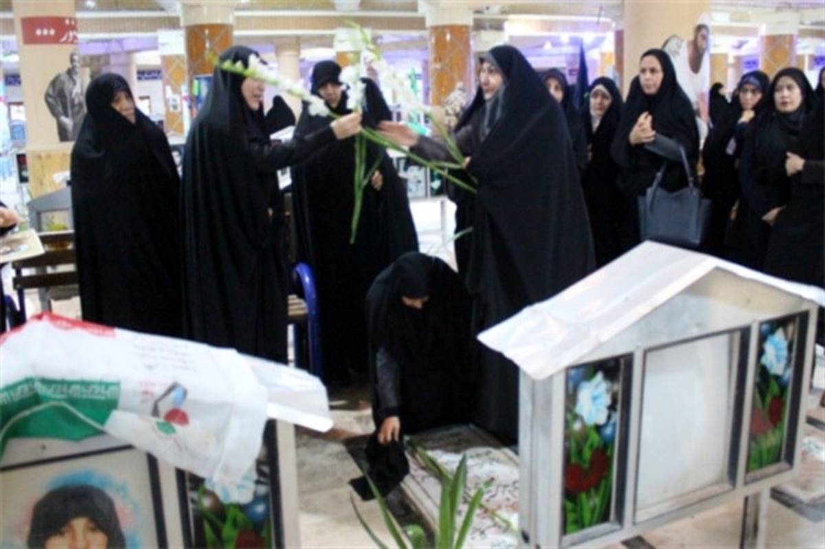 مراسم غبارروبی و عطرافشانی گلزار شهدا به مناسبت گرامیداشت روز زن و هفته مقام مادر در بوشهر