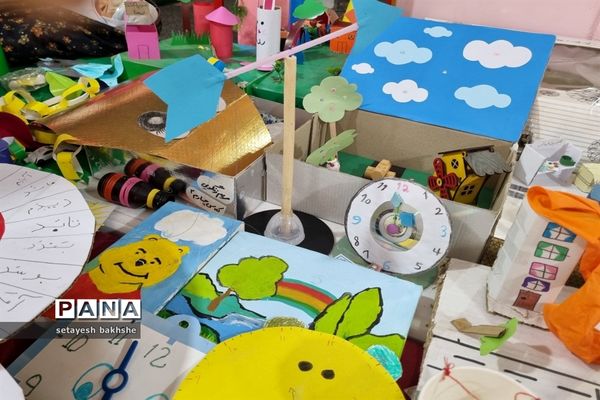 نمایشگاه دست‌سازه‌های دانش‌آموزان دبستان شهید غلامی طرح تدبیر ناحیه هفت مشهد مقدس
