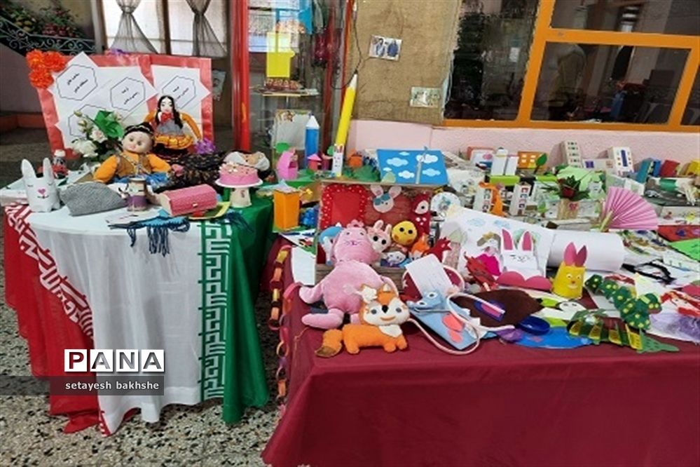 نمایشگاه دست‌سازه‌های دانش‌آموزان دبستان شهید غلامی طرح تدبیر ناحیه هفت مشهد مقدس