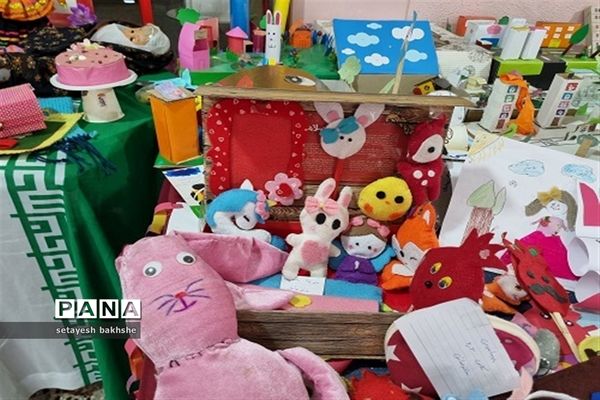 نمایشگاه دست‌سازه‌های دانش‌آموزان دبستان شهید غلامی طرح تدبیر ناحیه هفت مشهد مقدس