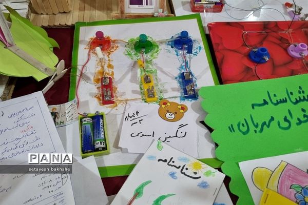 نمایشگاه دست‌سازه‌های دانش‌آموزان دبستان شهید غلامی طرح تدبیر ناحیه هفت مشهد مقدس