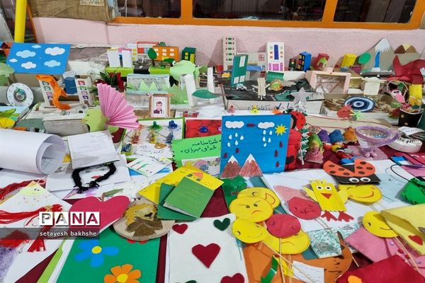 نمایشگاه دست‌سازه‌های دانش‌آموزان دبستان شهید غلامی طرح تدبیر ناحیه هفت مشهد مقدس