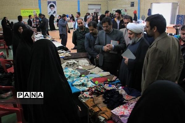 نمایشگاه و بازارچه «دستان پر مهر» بانوان بخش بهمن ابرکوه