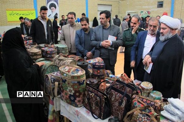 نمایشگاه و بازارچه «دستان پر مهر» بانوان بخش بهمن ابرکوه