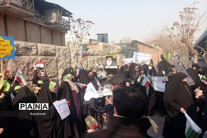 تجمع دانشآموزان منطقه ۱۳ مقابل سفارت سوئد و فرانسه