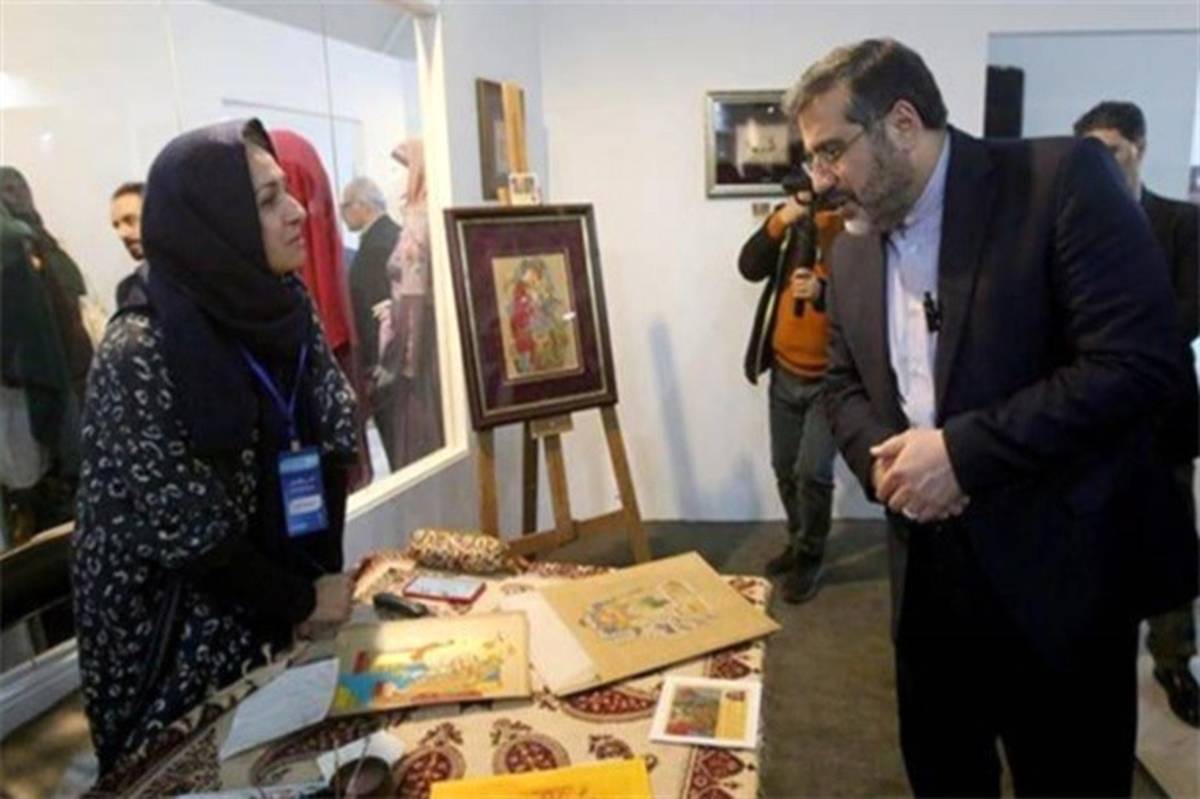 بازدید وزیر فرهنگ از سرای «فرهنگ و هنر» نمایشگاه بانوان تاثیرگذار