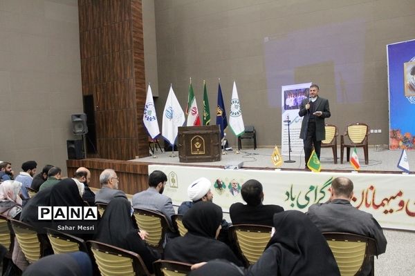 کاردوی آموزشی نمایشگاه مدرسه انقلاب ویژه دهه فجر با حضور دختران دانش‌آموز در قم-4