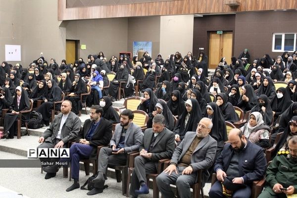 کاردوی آموزشی نمایشگاه مدرسه انقلاب ویژه دهه فجر با حضور دختران دانش‌آموز در قم-4