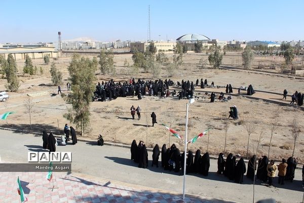 کاردوی آموزشی نمایشگاه مدرسه انقلاب ویژه دهه فجر با حضور دختران دانش‌آموز در قم-4