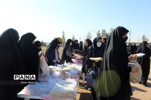 کاردوی آموزشی نمایشگاه مدرسه انقلاب ویژه دهه فجر با حضور دختران دانش‌آموز در قم-4