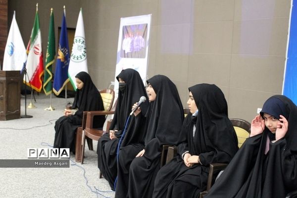 کاردوی آموزشی نمایشگاه مدرسه انقلاب ویژه دهه فجر با حضور دختران دانش‌آموز در قم-4