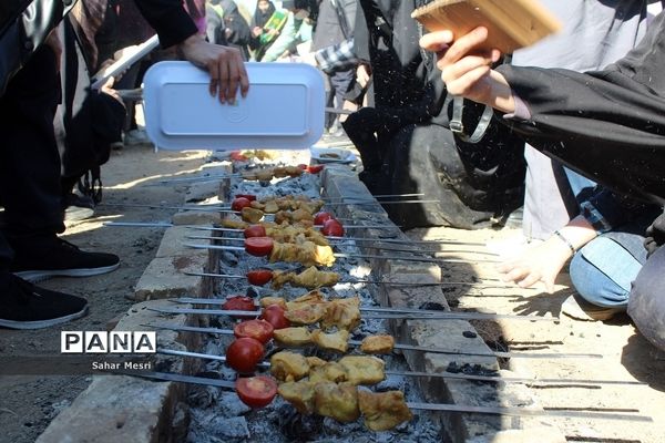 کاردوی آموزشی نمایشگاه مدرسه انقلاب ویژه دهه فجر با حضور دختران دانش‌آموز در قم-4