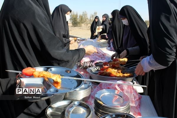 کاردوی آموزشی نمایشگاه مدرسه انقلاب ویژه دهه فجر با حضور دختران دانش‌آموز در قم-4