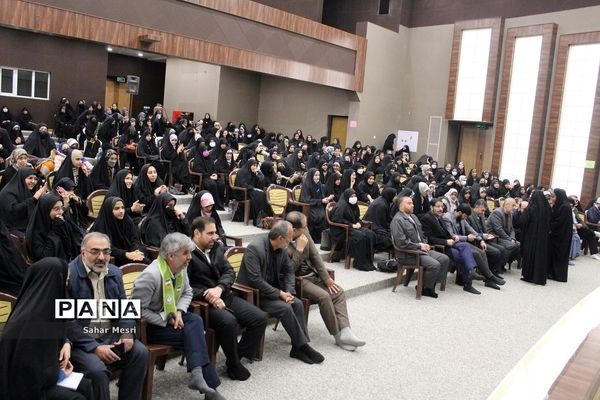 کاردوی آموزشی نمایشگاه مدرسه انقلاب ویژه دهه فجر با حضور دختران دانش‌آموز در قم-4