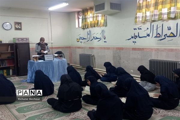 آموزش قرآن به دانش‌آموزان مدرسه عدالت جوادآباد
