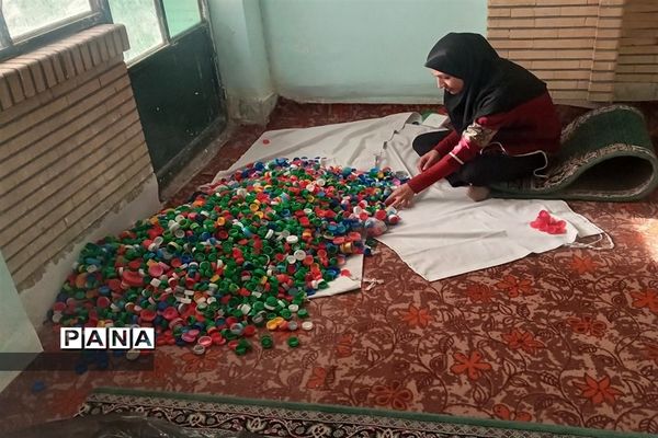 خرید یک ویلچر هدیه با جمعآوری درب بطریهای پلاستیکی