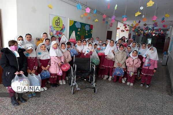 خرید یک ویلچر هدیه با جمعآوری درب بطریهای پلاستیکی