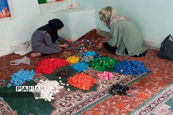 خرید یک ویلچر هدیه با جمعآوری درب بطریهای پلاستیکی