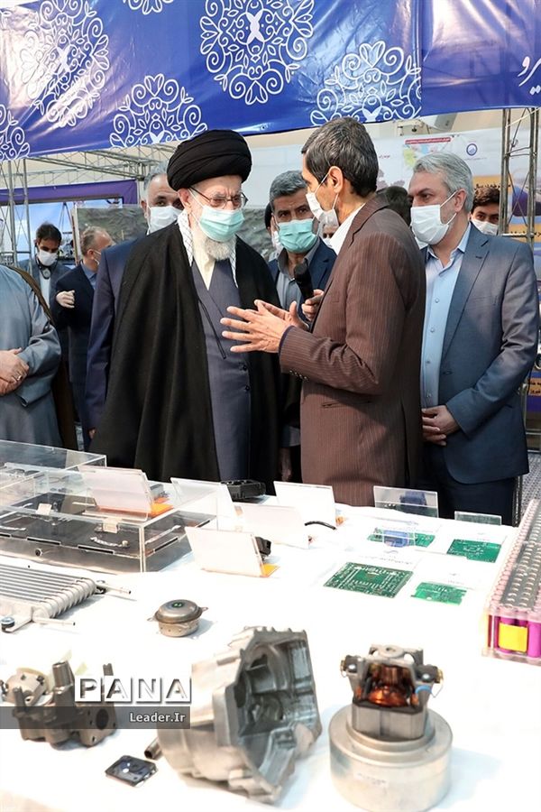 بازدید رهبر انقلاب از نمایشگاه توانمندی‌های صنعتی