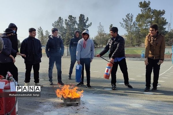 آموزش استفاده از کپسول‌های آتش‌نشانی در هنگام آتش‌سوزی