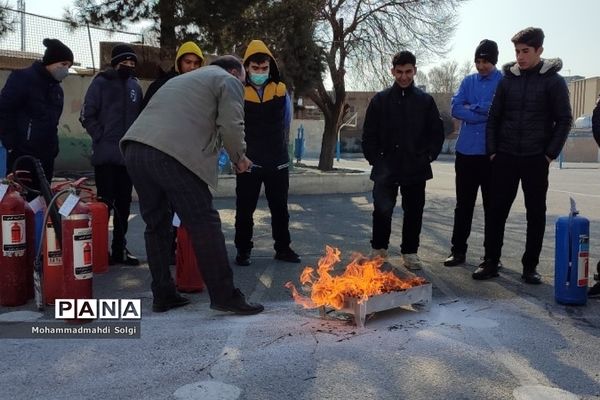 آموزش استفاده از کپسول‌های آتش‌نشانی در هنگام آتش‌سوزی