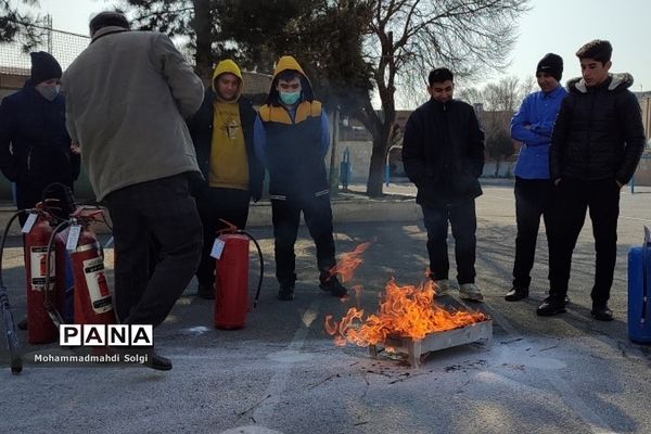 آموزش استفاده از کپسول‌های آتش‌نشانی در هنگام آتش‌سوزی